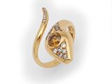 une image représentant une bague en diamant et en or ornée d'une tête de chat