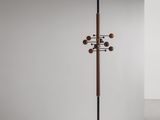 un grand lampadaire en bois et en métal dans une pièce blanche