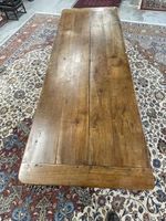 Table en bois fruitier reposant sur quatre pieds galbés. (photo 6)