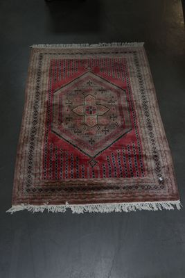 tapis sur le sol dans une pièce avec une chaise et une table