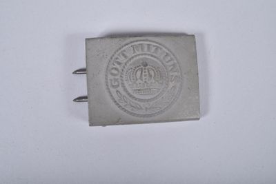 une image représentant une boucle métallique ornée d'une couronne