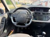l'intérieur d'une voiture avec un volant et des commandes sur le tableau de bord