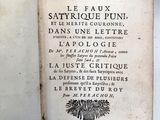 un vieux livre écrit posé sur une table