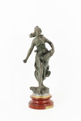 l'image d'une statue de femme tenant une fleur