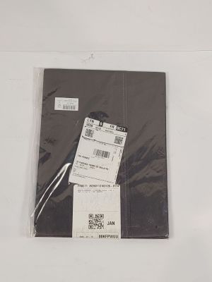 un morceau de papier noir sur lequel est inscrit un prix