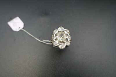 une vieille bague sertie d'un diamant taillé, posée sur une surface noire