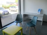 deux chaises et une table dans une pièce dotée d'une fenêtre