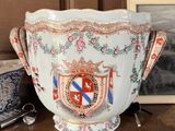 un vase orné d'un blason