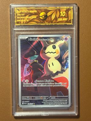 un gros plan d'une carte Pokémon accrochée au mur