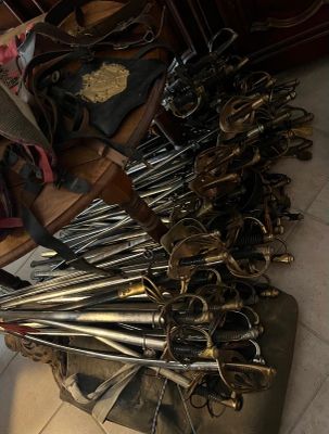 plusieurs paires de ciseaux posées sur une chaise dans une pièce