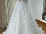 une robe de mariée exposée sur un mannequin dans un magasin