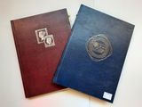 deux livres posés sur une table