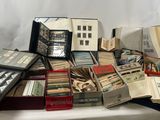 de nombreux livres posés sur une table, sur fond blanc