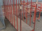 une cage métallique avec une rampe devant un immeuble
