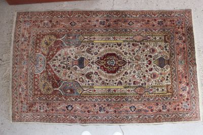 un tapis posé au sol, avec une personne debout à côté