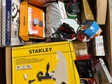 une boîte en carton remplie d'objets hétéroclites sur le sol