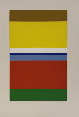 une image représentant un tableau accroché à un mur blanc, orné de bandes rouges, jaunes, bleues et vertes