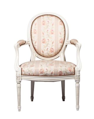 une image représentant une chaise blanche dont l'assise est recouverte d'un tissu à motifs floraux