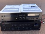 deux lecteurs de cassettes empilés l'un sur l'autre