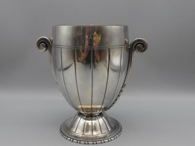Coupe en métal argenté vers 1925, décor perlé en anses à enr…