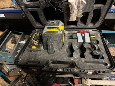 une mallette à outils posée sur une table, contenant des outils