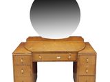 une photo d'une coiffeuse en bois surmontée d'un miroir