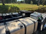 un camion dont l'arrière est chargé de nombreux bagages