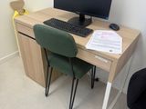 un bureau avec un ordinateur et une chaise dans un coin