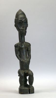 Statuette de devin en bois dur à patine sombre figurant un p…