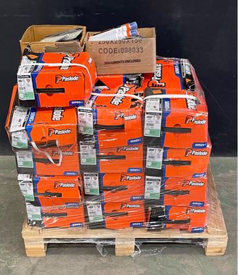 une palette remplie de cartons orange contenant des articles de toilette