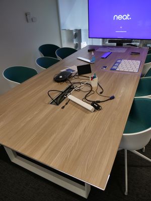 un bureau équipé d'un ordinateur et d'un clavier