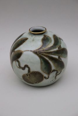 un vase blanc orné d'un motif marron