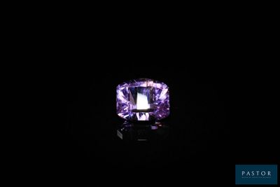 gros plan d'un diamant violet sur une surface noire