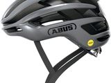 Le casque est gris et comporte un autocollant jaune.