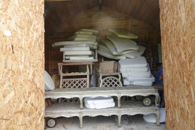 une petite pièce où il y a beaucoup de coussins sur les étagères