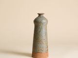 un petit vase posé sur une table