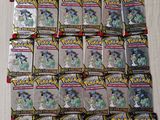 un gros plan sur une pile de cartes à collectionner Pokémon posée sur une table