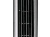 un ventilateur colonne noir et argent posé sur un pied