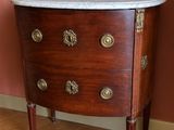 une commode en marbre dans le coin d'une pièce