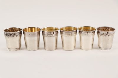 un lot de six verres à shot en argent, de tailles et de formes variées