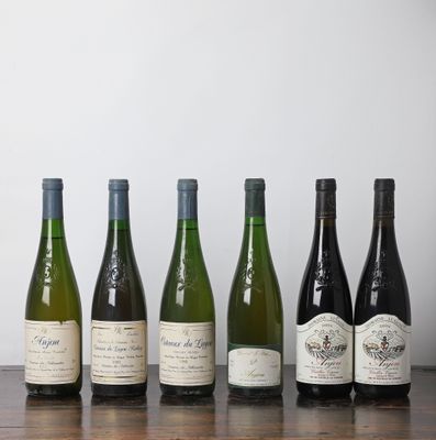 six bouteilles de vin alignées sur une table en bois