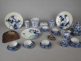 de nombreux plats, tasses et soucoupes en porcelaine bleue et blanche