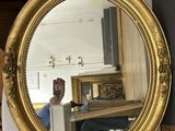 un homme se prenant en photo dans un miroir