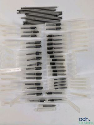 un gros plan sur un tas de vis dans un récipient en plastique
