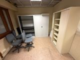 une image représentant une pièce avec un bureau, une chaise, des armoires et une bibliothèque