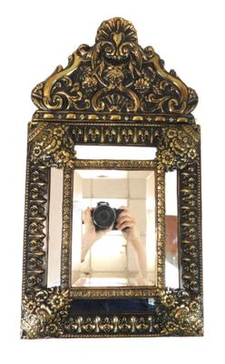 une personne qui prend une photo dans un miroir avec un appareil photo