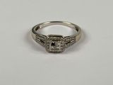 gros plan d'une bague en diamant sur une surface blanche