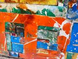 un gros plan sur un mur peint aux couleurs vives sur lequel est accrochée une horloge