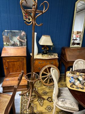 une photo d'un salon avec des meubles et une lampe