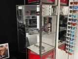 une vitrine contenant des lunettes de soleil dans un magasin